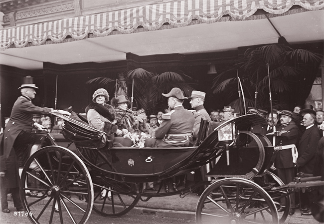 GALLICA, 10.04.1924: S. M. la reine de Roumanie et Mme Millerand, à la gare du Bois de Boulogne