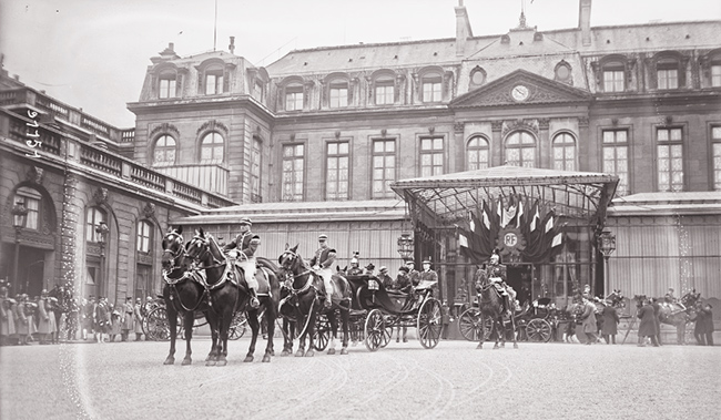 GALLICA, 10.04.1924: les souverains roumains à l'Elysée, la reine de Roumanie et Mme Millerand arrivent en fiacre