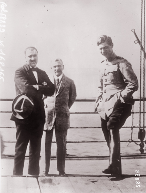 GALLICA: Voyage du prince Carol de Roumanie en Egypte, le prince à droite, accompagné du ministre roumain, à gauche, Filidor