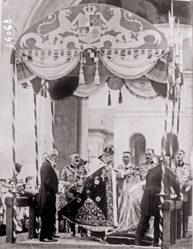 Couronnement des souverains roumains à Bucarest à la cathédrale Alba Iulia le 15 octobre 1922 c