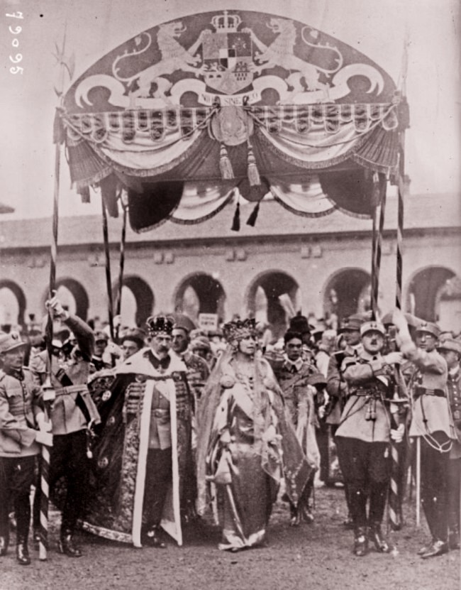 Couronnement des souverains roumains à Bucarest à la cathédrale Alba Iulia le 15 octobre 1922 d