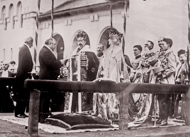 Couronnement des souverains roumains à Bucarest à la cathédrale Alba Iulia le 15 octobre 1922