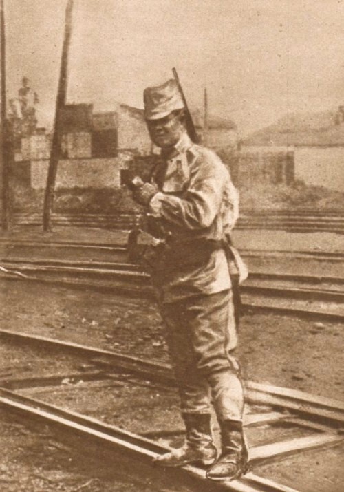 Le Miroir, 10 septembrie 1916: Santinelă română, în Gara de Nord