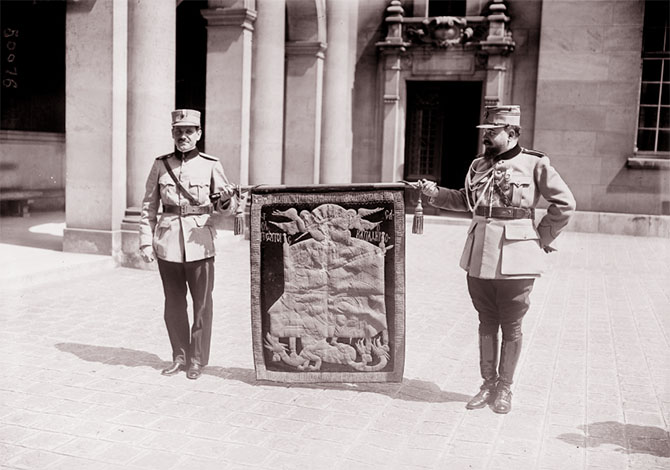 L'étendard d'Etienne le Grand avant la cérémonie à la Sorbonne, 28 juillet 1917