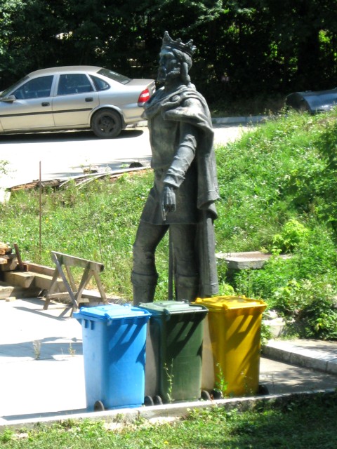 Statuia lui Petru I Muşat, "exilată" lângă pubelele de gunoi