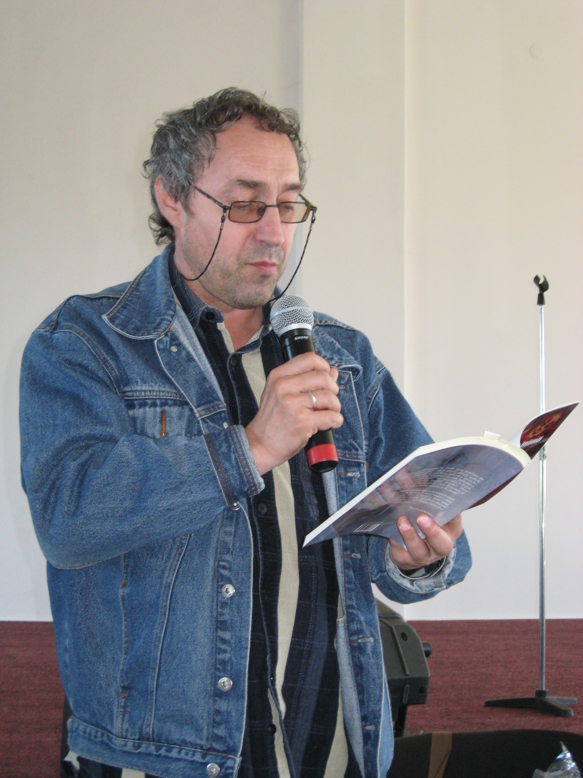 Marius Chelaru, prezentând opera lui Menachem Falek 