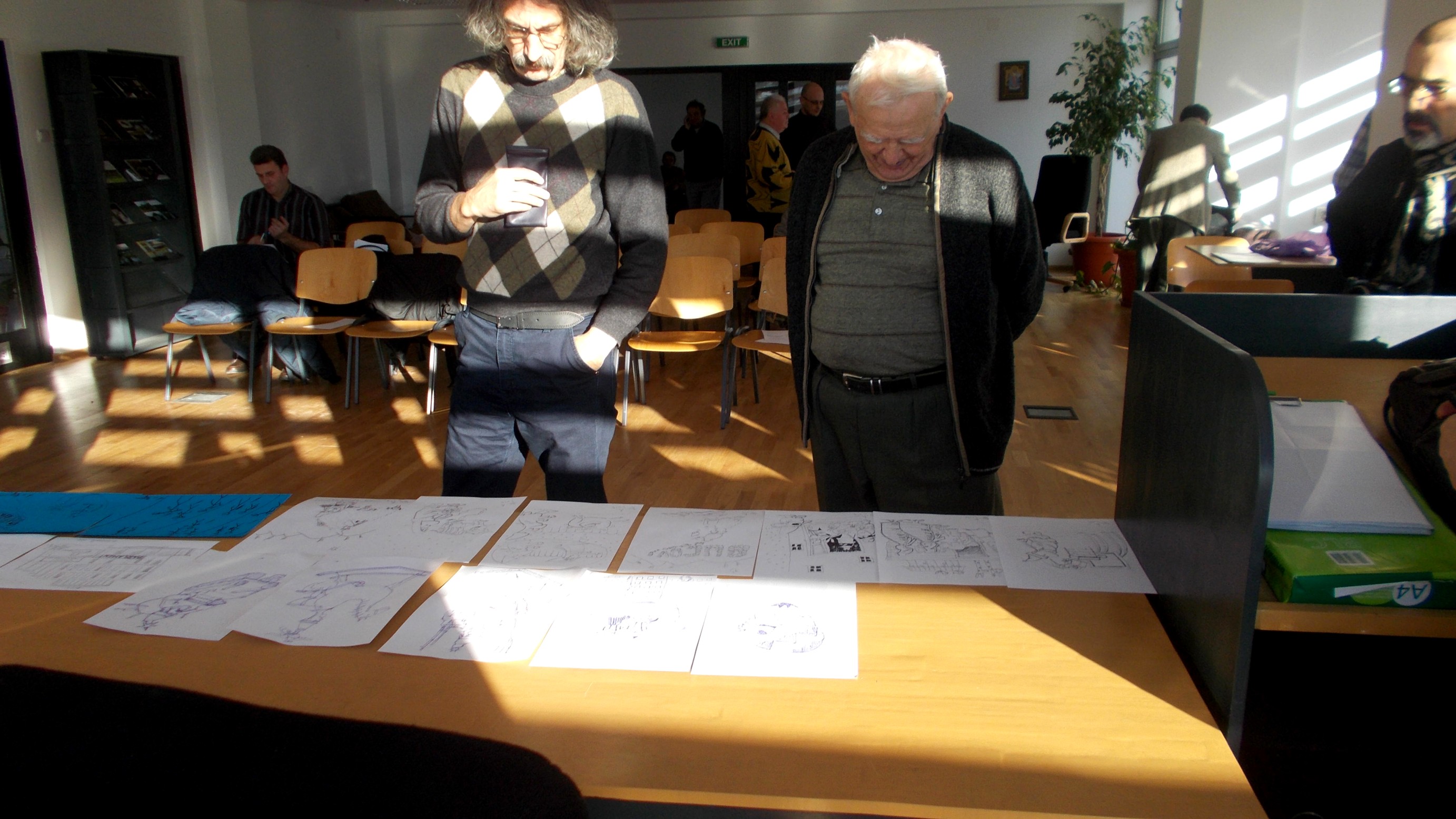Florin Dziubinski, Ştefan Stroe şi Tiberiu Cosovan, "cercetând" desenele